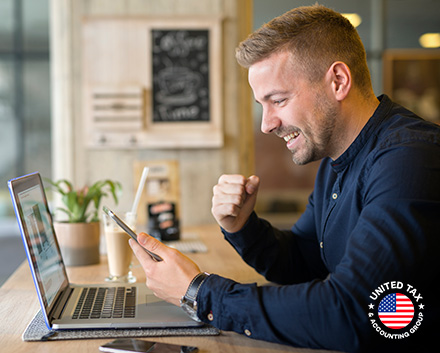 Freelancer Feliz por Deducciones de Impuestos