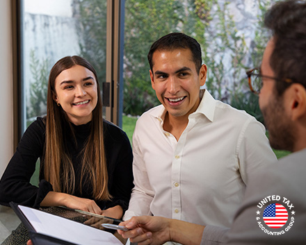 Pareja con su Gua para Encontrar tu Cobertura Ideal de Seguro Mdico (Obamacare y Privada)