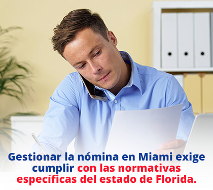 Hombre en Su Oficina Gestiona el Payroll en Miami Sin Cometer Errores Normativos con el IRS