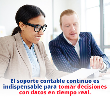 Mujer Recibe Asesor�a Contable Continua para Tomar Decisiones con Datos Reales