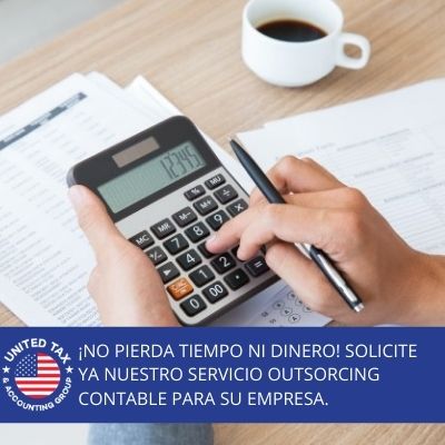 Persona con Calculadora en un Outsourcing Contable 