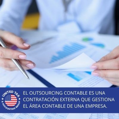 Persona realiza un Outsourcing Contable