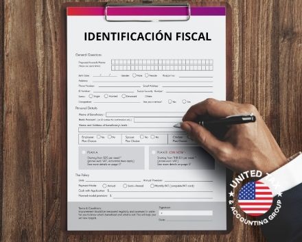 Persona Llenando un Formulario de Identificación Fiscal en Estados Unidos