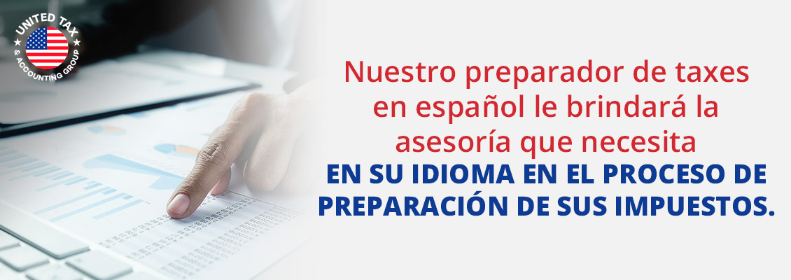 Preparador de Taxes en Español Revisando un Formulario de Impuestos