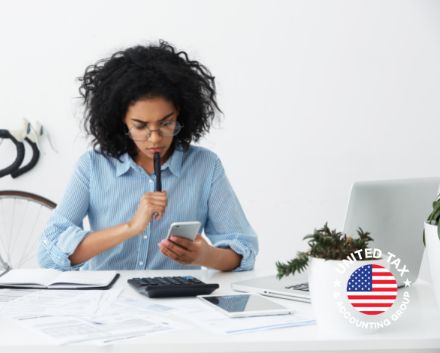 Mujer Necesita un Preparador de Taxes en Espaol para Llenar Formularios de Impuestos