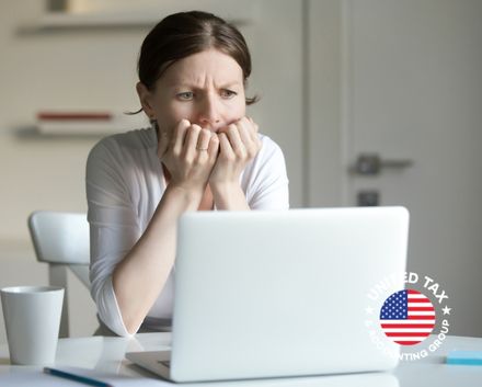 Mujer Preocupada ¿Qué Pasa si no Pago mis Impuestos en Estados Unidos?