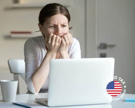 Mujer Preocupada Qu Pasa si no Pago mis Impuestos en Estados Unidos?